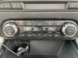 【エアコン】『エアコン装備』の画像になります。暑い夏でも寒い冬でも、車内に快適な空気を届けるので、いつでも快適な車内空間を創り上げます!