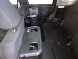 運転席/助手席シート背面にシートバックテーブルが付いています。