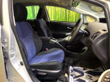 運転席まわりには十分なスペースがあり、大柄な方でもゆったり運転していただける環境です。