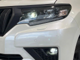 【LEDヘッドライト】悪天候や夜間走行時も良好な視界を確保し安心して運転できる高輝度LEDヘッドライトを装備!点灯速度が早く、消費電力も抑えられています。