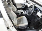 運転席です。内装色はライトグレイ、シート表皮は合成皮革+ステッチ付。