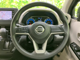 握りやすい形状で、運転操作をサポートします。オーディオやハンズフリー通話など、便利な機能も搭載されており、快適な運転をサポートします。操作性も良好です。