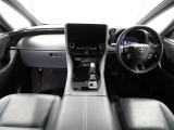 上質で落ち着いた印象のインパネ。視界も広々で運転しやすいです。