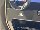 【JBLサウンドシステム】メーカーオプションの高品位サウンドシステムを搭載。専用のチューニングが施された大小様々なスピーカーから良質なサウンドが奏でられ、臨場感あふれる音響空間を演出します。