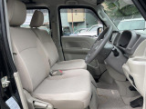 【運転席】座り心地が良いシートなので長時間の運転でも快適にお過ごしいただけます。新品のフロアマットのご注文も可能です。掲載箇所以外にご希望の写真がございましたらお気軽にお問い合わせ下さい。