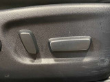 【パワーシート】電動でシートポジションの変更が可能です。手動式より細かくシート設定が可能ですのでより快適な姿勢でドライブを楽しんで頂けるでしょう。