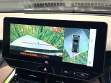 【パノラミックビューモニター】専用のカメラにより、上から見下ろしたような視点で360度クルマの周囲を確認することができます☆死角部分も確認しやすく、狭い場所での切り返しや駐車もスムーズに行えます。