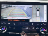 パノラミックビューモニター付きです。車両を上から見たような映像をディスプレイオーディオ画面に表示。運転席からの目視だけでは見にくい、車両周辺の状況をリアルタイムでしっかり確認できます。