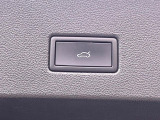 ●電動リアゲート:ワンタッチでリアゲートの開閉ができ、荷物などで両手が塞がっている状態でも簡単に開閉ができる便利機能です。
