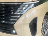 【LEDヘッドライト】悪天候や夜間走行時も良好な視界を確保し安心して運転できる高輝度LEDヘッドライトを装備!点灯速度が早く、消費電力も抑えられています。