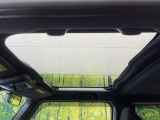 【ガラスルーフ】ガラスルーフ搭載で車内の解放感が一気にアップ!開放的なドライブをお楽しみいただけます。