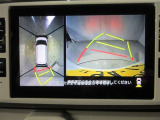 パノラミックビューモニター付きです。車両を上から見たような映像をディスプレイオーディオ画面に表示。運転席からの目視だけでは見にくい、車両周辺の状況をリアルタイムでしっかり確認できます。