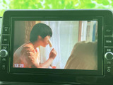 停車中にはTVやDVDをお楽しみいただけます。長距離移動も快適に過ごせる嬉しい機能です。家族でのドライブに最適です。