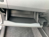 助手席の膝元です。車検証入れなどにご活用ください。