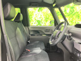 広々とした室内空間が快適です。運転席からの視界も広く、運転に集中できます。長距離ドライブも疲れにくいでしょう。