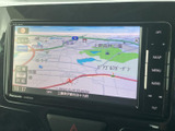 鮮明な高画質ディスプレイが、運転をより快適にサポート。目的地までスムーズなナビゲーションを約束します。細部まで確認できるので安心です。