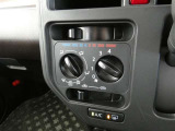 マニュアルエアコン装着です。夏は、快適に、冬でも車内の曇りを取ってくれるので安全です。