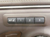 運転席のシートポジションを記憶・再現できるメモリー機能を搭載しています。