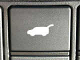 【パワーバックドア】スマートキーや運転席のボタンを押すだけでリアゲートが自動で開閉します!荷物を持っている時や、高い位置にあるバックドアを閉める際に便利な機能です♪