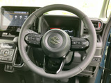 握りやすい形状で、快適なドライビングを実現。操作しやすい配置のスイッチで、運転中に必要な機能を直感的に操作できます。快適な運転体験を。