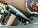 走行距離や速度、燃料残量など、運転に必要な情報を一目で確認可能。運転状況を的確に把握し、安全運転をサポートします。