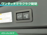パワーバックドア付です!ボタン一つで開閉が出来てとても便利ですね。しっかりと最後まで閉まりますので、半ドアの恐れも無くなります!