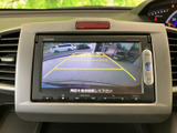 駐車時の安全性を高めるバックモニター。ガイドライン表示で、狭い場所でも安心して後退できます。安全確認をサポートします。