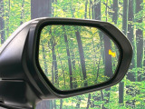 【ブラインドスポットモニター】走行中、ドアミラーの死角になりやすい箇所に後続車が接近するとサイドミラーのレンズに警告を表示!ドライバーに注意喚起をしてくれます。