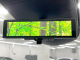 【インテリジェントルームミラー】後席の大きな荷物や同乗者で後方が確認しづらい時でも安心!カメラが撮影した車両後方の映像をルームミラー内に表示。クリアな視界で状況の確認が可能です!