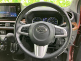 握りやすいステアリングは、運転の楽しさを向上させます。操作性にも優れており、スムーズなハンドリングを実現。快適なドライビングをサポートします。
