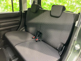 運転席からの視界は広く、運転操作もスムーズに行えます。シートの形状も体にフィットし、快適なドライビングをサポートします。