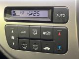 【オートエアコン】一度お好みの温度に設定すれば、車内の温度を検知し風量や温度を自動で調整。暑い&hellip;寒い&hellip;と何度もスイッチ操作をする必要はありません。快適な車内空間には必須の機能ですね♪