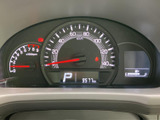 視認性の高いメーターで、運転に必要な情報を的確に把握できます。走行距離やエンジン回転数など、重要なデータが一目で確認可能です。