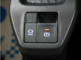 電動パーキングブレーキ搭載で指一本で簡単に操作することができます。さらに停車中に、ブレーキペダルを踏み続けなくても、自動的にブレーキを保持する機能である、オートブレーキホールド付きです。