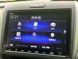 クリアなモニター画面で、様々な情報を確認できます。車両設定や運転支援機能の操作も直感的に行えます。