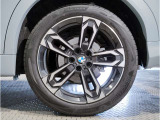 BMWの純正アロイホイールは軽量かつ強度にも優れているホイールで走行性能を引き上げる設計になっております。足元にもBMWは妥協がなくこだわっている個所になります。