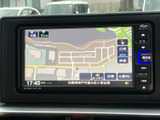 運転席からでも見やすい位置に配置された地図画面。スムーズなナビゲーションで、目的地まで安心ドライブをサポートします。