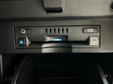 【ETC2.0(DSRC/ITSスポット)】ETCカードを挿入すれば料金所はノンストップで通過できます。ETC限定の割引や、高速道路の情報提供サービスを利用できます。