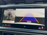 ●360度カメラ『車両の4つのカメラから得た映像を合成し、上空から眺めているような映像をモニターに映し出します。車両周辺の歩行者や障害物などの発見に役立ちます。』