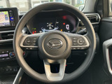 握りやすいステアリングは、長時間の運転でも疲れにくい設計です。操作性にも優れ、快適な運転体験を提供します。