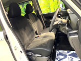 運転席まわりには十分なスペースがあり、大柄な方でもゆったり運転していただける環境です。