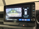 リバースギアに入れるだけで後方の表示へ切り替わります。夜間や雨の日の駐車も楽になりますよ。
