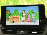 停車中にTVを視聴できるので、待ち時間も快適に過ごせます。家族でのドライブや休憩時間に便利です。(※走行中の視聴はご遠慮ください)。