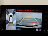 パノラミックビューモニター付きです。車両を上から見たような映像をモニター画面に表示。運転席からの目視では見にくい、車両周辺の状況をリアルタイムでしっかり確認できます。