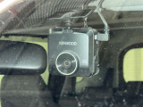 【前後カメラ付きドライブレコーダー】お車の前と後ろをバッチリ記録!事故やトラブルの際、映像が残っていると心強いですね。