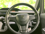 握りやすいステアリングは、運転操作をスムーズにします。スポーティーなデザインで、運転するたびに気分が高まります。