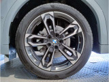 BMWの純正アロイホイールは軽量かつ強度にも優れているホイールで走行性能を引き上げる設計になっております。足元にもBMWは妥協がなくこだわっている個所になります。