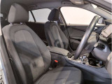 【コックピットシート】BMW車の主役席。車体中央にくる様に配置し車両重心とが一致する事でドライバーと車との一体感あるドライビングを実現。人間工学に基づき形成した形状が長時間のドライブ疲労も軽減します!