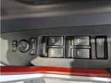 パワーウィンドウのスイッチですよ。 運転席に居ながら窓を開け閉めのコントロールできますよ。 ロック機能で、子供がイタズラして窓を開けるという事も無くなりますよ。
