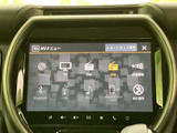 多彩なソースに対応し、車内でのエンターテイメントを充実。Bluetooth接続でスマートフォン内の音楽も手軽に楽しめます。操作も直感的に行えるので、運転中でも気を散らしません。